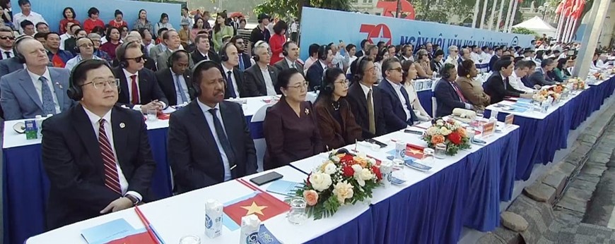 The festival was participated by international delegates, representatives from embassies, and international organizations in Vietnam. (Photo: Hanoi Television)