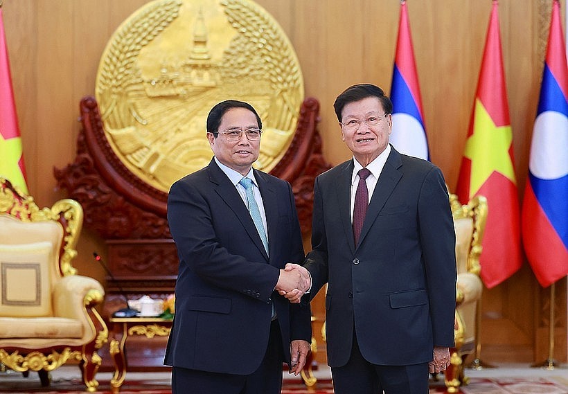 Vietnamese Prime Minister Pham Minh Chinh (left) meets with General Secretary of the Lao People’s Revolutionary Party Central Committee and President of Laos Thongloun Sisoulith in Vientiane on October 8. (Photo: VNA)