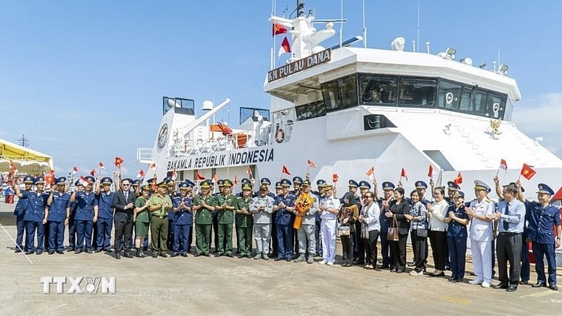 Indonesia's coast guard ship KN.Pulau Dana docks at PTSC Port in Vung Tau city. (Photo: VNA)