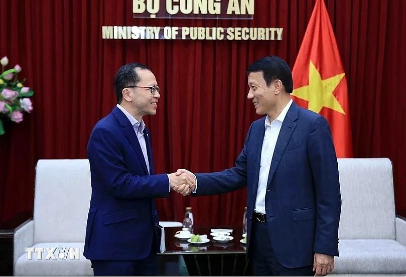 Politburo member and Minister of Public Security Sen. Lieut. Gen. Luong Tam Quang (R) and visiting Permanent Secretary of Singapore’s Ministry of Home Affairs Aubeck Kam at their meeting in Hanoi on October 9 afternoon.