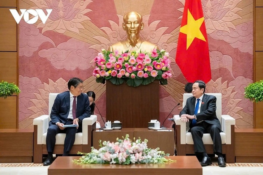 Vietnamese National Assembly Chairman Tran Thanh Man (R) receives Japanese Ambassador to Vietnam Ito Naoki in Hanoi on October 9.