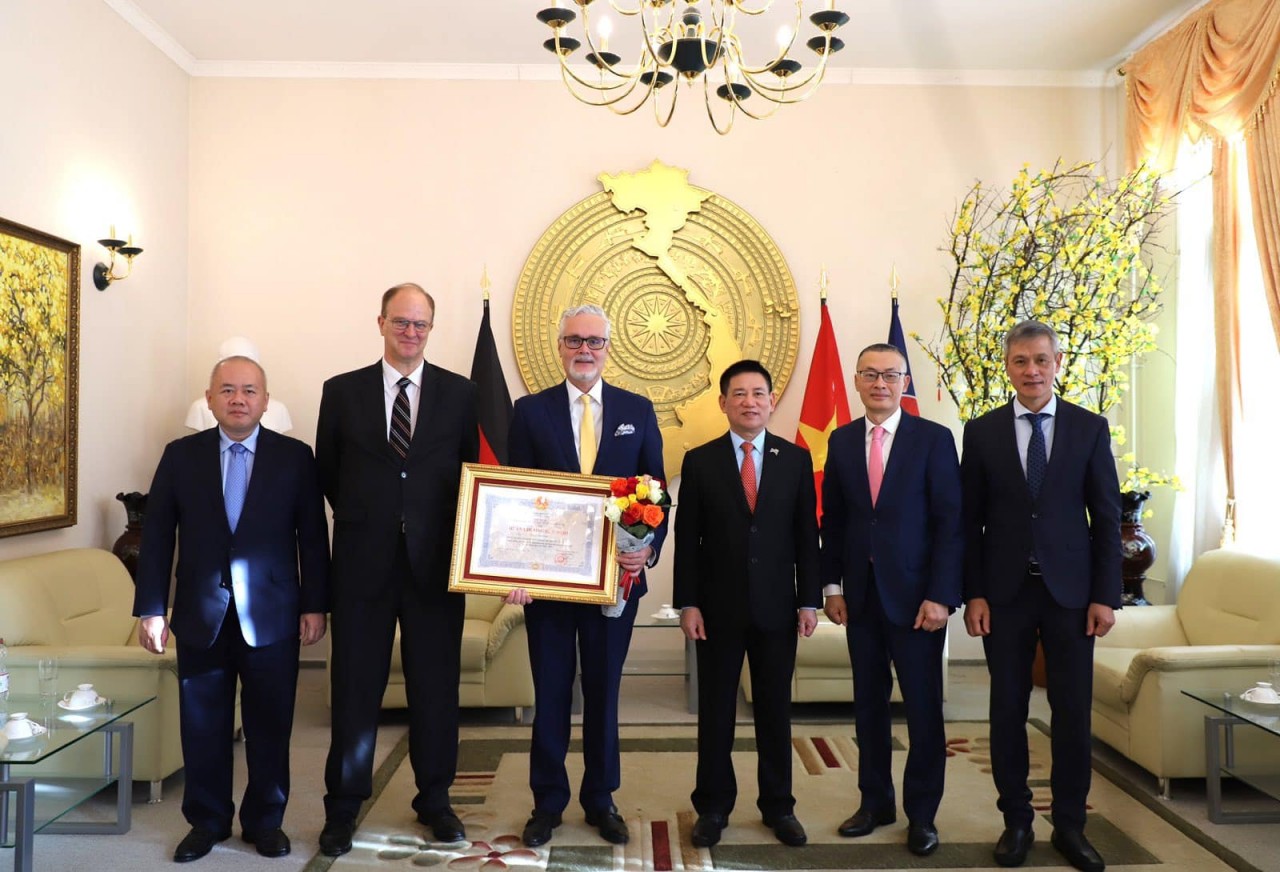 Former German Ambassador Received Vietnam's Friendship Order