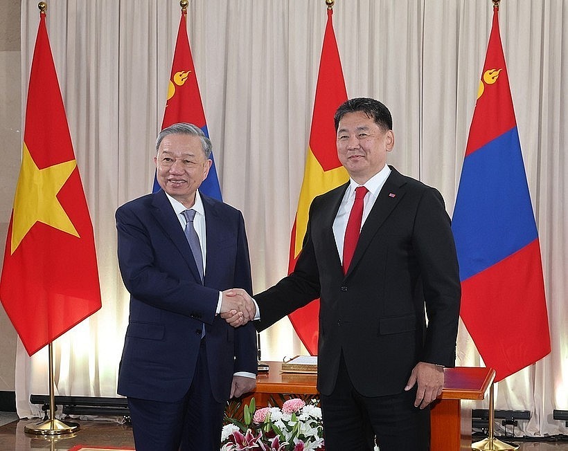 Party General Secretary and State President To Lam (left) meets with Mongolian President Ukhnaagiin Khurelsukh in Ulaanbaatar on September 30. (Photo: VNA)