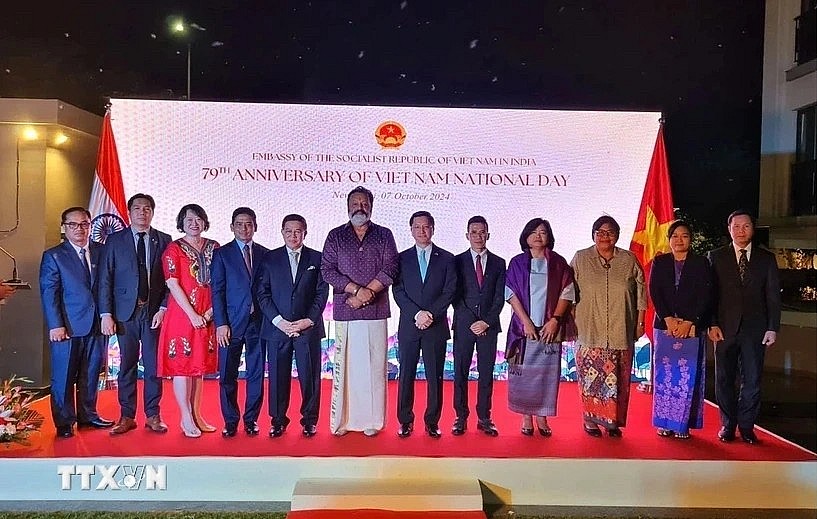 Vietnamese Ambassador to India Nguyen Thanh Hai and Indian Minister of State for Petroleum and Natural Gas, and Tourism Suresh Gopi  pose for a photo with ASEAN and international officials at a ceremony in New Delhi to celebrate the 79th anniversary of Vietnam's National Day. (Photo:VNA)