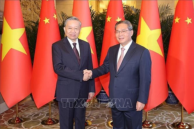 Party General Secretary and President To Lam (L) and Chinese Premier Li Qiang. (Photo: VNA)