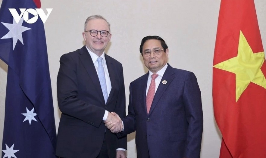 Vietnamese Prime Minister Pham Minh Chinh (R) and his Australian counterpart Anthony Albanese.