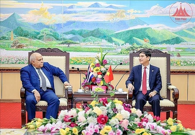 Secretary of the Vinh Phuc provincial Party Committee Duong Van An (right) receives Cuban Ambassador to Vietnam Orlando Nicolas Hernandez Guillen. (Photo: VNA)