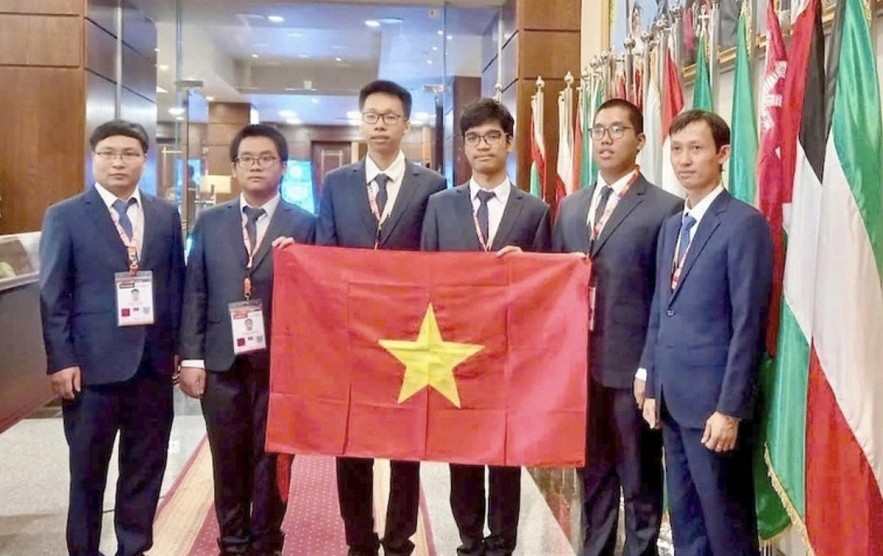 The Vietnamese students claim two golds, one silver and one bronze at the 36th International Olympiad in Informatics hosted by Egypt from September 1-6.