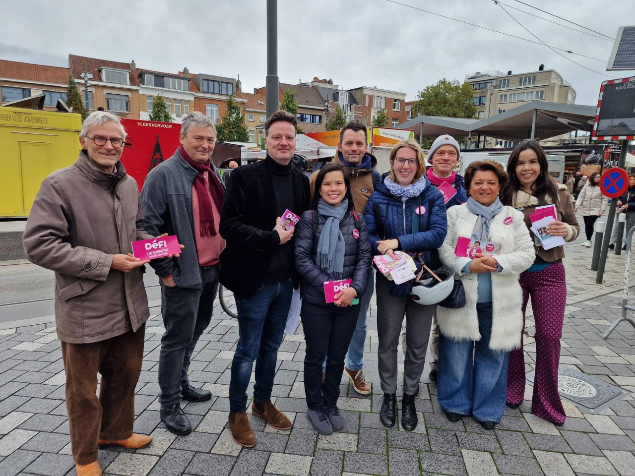 Le Janssens de Bisthoven Kim Bi (center) participates in campaign activities with other DÉFI Party candidates. (Photo: DéFI Woluwe-Saint-Pierre Facebook page)