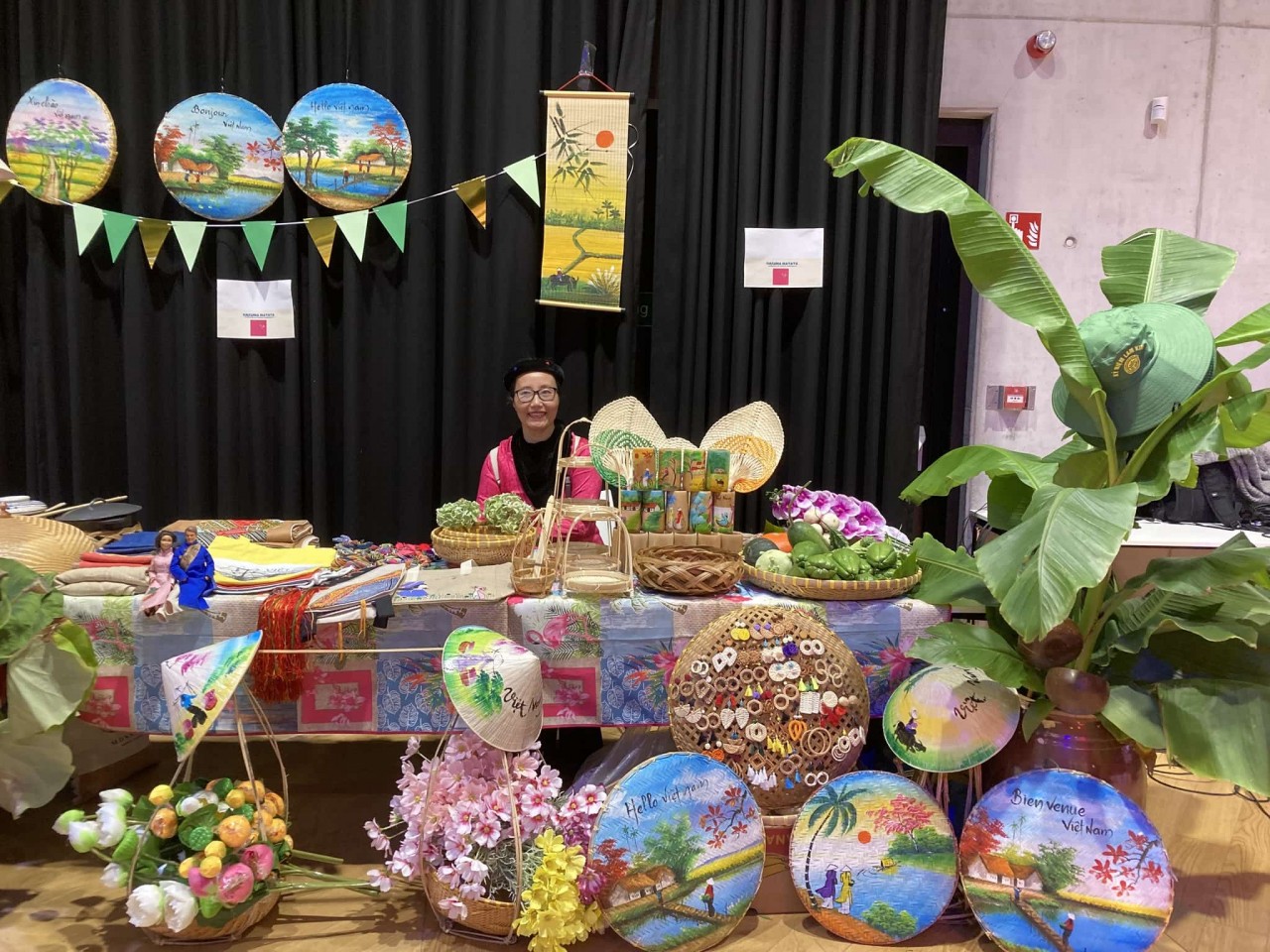 At the Hakuna Matata 2024 Festival, Quynh Iris Nguyen-de Prelle supports organizing a booth to introduce Vietnamese culture to other communities living in Brussels. (Photo: Quynh Iris Nguyen-de Prelle Facebook page)