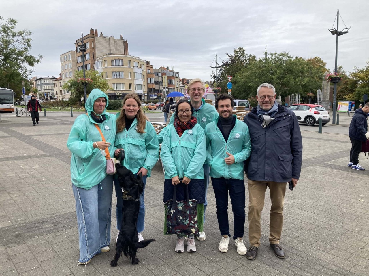 Quynh Iris Nguyen-de Prelle (C) with other candidates from List No. 8 of the Les Engagés Party, Woluwe-Saint-Lambert district during campaign activities. (Photo: Les Engagés Woluwe-Saint-Lambert Facebook page)