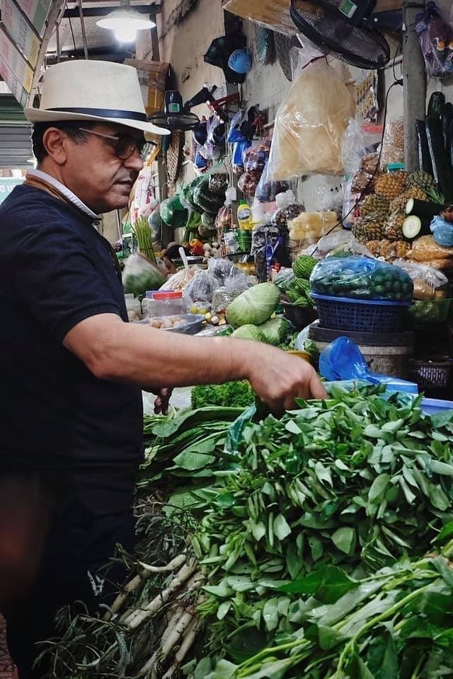 Ambassador Saadi Salama has maintained the habit of visiting Hom market weekly to buy food for many years. (Photo: TTXVN)