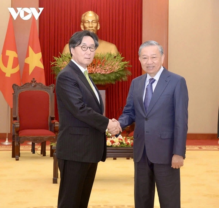 Party General Secretary and President To Lam of Vietnam welcomes Chang Ho-jin (L), special advisor on Foreign Affairs and Security of RoK President Yoon Suk Yeol, in Hanoi on October 15.