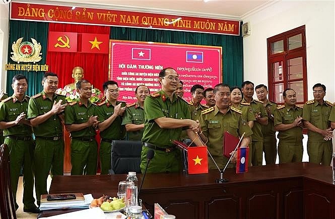 The police force of Dien Bien and bordering Muang May districts sign a cooperation agreement at the talks (Photo: VNA)