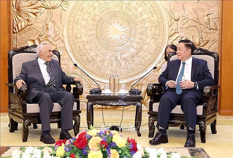 Nguyen Trong Nghia (R), Politburo member, Party Central Committee Secretary and Chairman of its Commission for Information and Education, and Mustapha El Ktiri, High-Commissioner for Veterans and Former Members of the Army of Liberation of Morocco, during their meeting in Hanoi on October 16. (Photo: VNA)