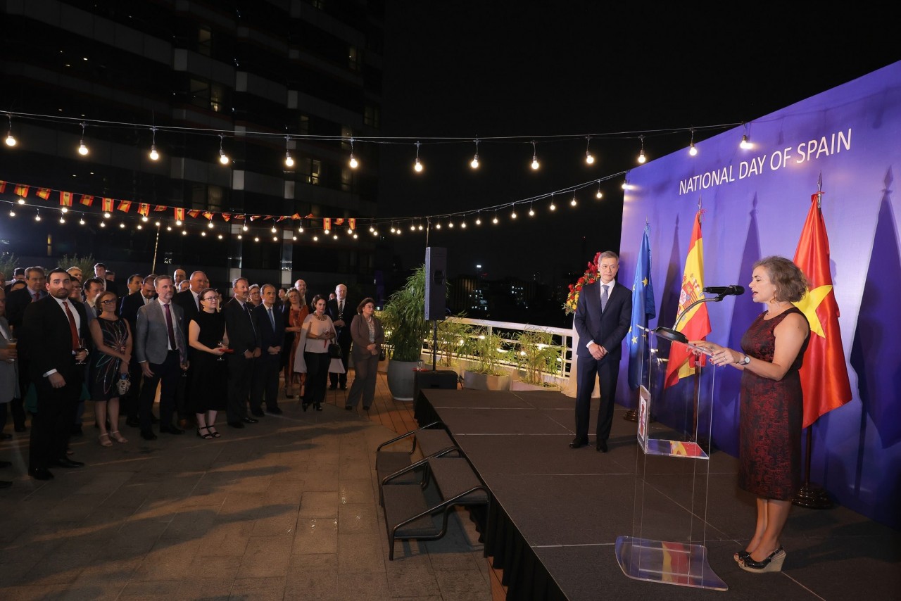 Embassy Celebrates National Day of Spain in Hanoi