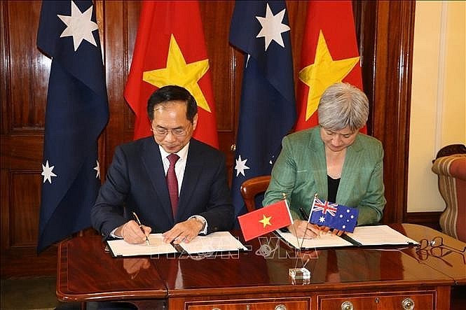 Vietnamese Deputy Prime Minister and Minister of Foreign Affairs Bui Thanh Son (left) and Australian Minister for Foreign Affairs Penny Wong sign an action programme to implement the Comprehensive strategic partnership for 2024 – 2027. (Photo: VNA)