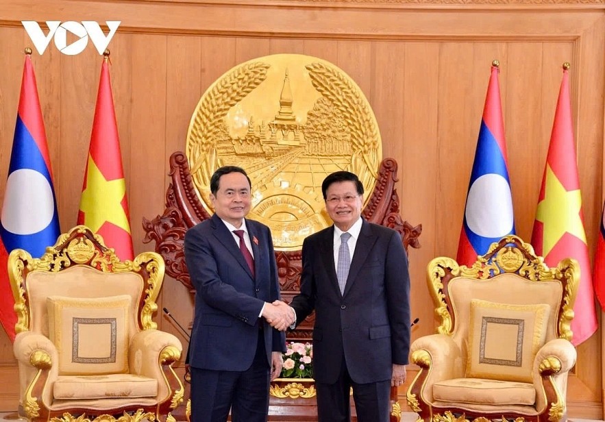 Chairman of the National Assembly of Vietnam Tran Thanh Man (L) and Party General Secretary and President of Laos Thongloun Sisoulith meets in Vientiane on October 18 on the sidelines of AIPA-45 General Assembly.