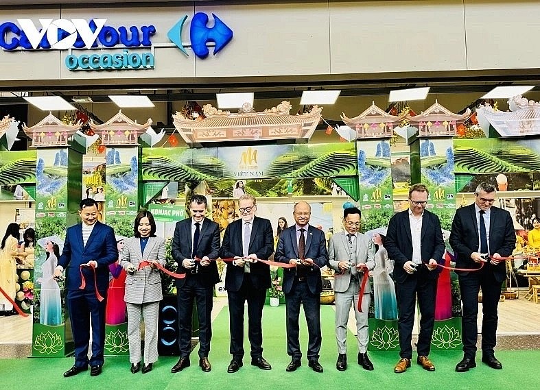 Delegates cut the ribbon to open the second Vietnamese consumer goods week in 2024.