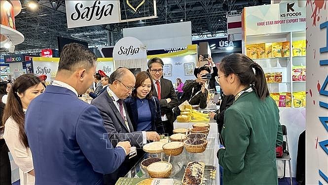 Vietnamese Ambassador to France Dinh Toan Thang visits Vietnamese booth at SIAL Paris 2024. (Photo: VNA)