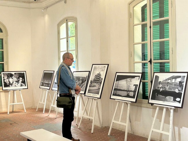 Hanoi Through Time: A British Photographer's Journey Capturing Life Over 30 Years Ago