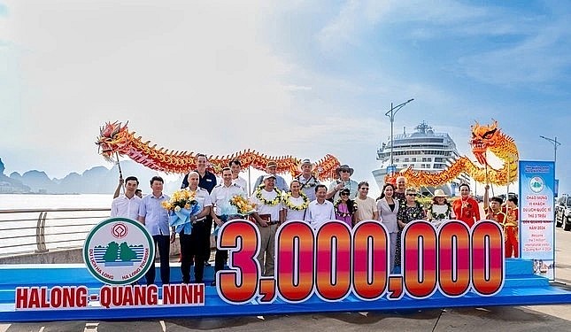 Quang Ninh welcomes three millionth foreign tourist at cruise port. (Photo: tienphong.vn)