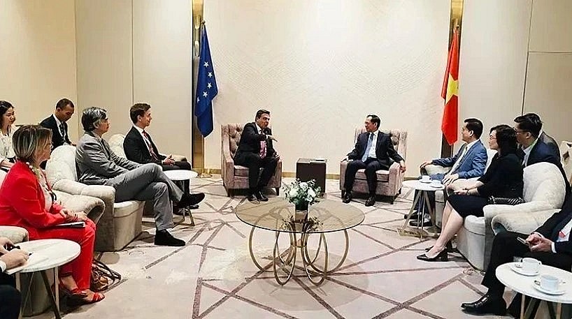 At the meeting between Deputy Prime Minister and Minister of Foreign Affairs Bui Thanh Son (R) and Vice-President of the European Commission Margaritis Schinas.