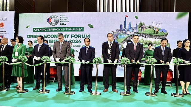 Deputy Prime Minister and Foreign Minister Bui Thanh Son (5th from right) cuts the ribbon to inaugurate the Green Economy Forum & Exhibition (GEFE) 2024 in Ho Chi Minh City, October 21, 2024. Photo: VGP