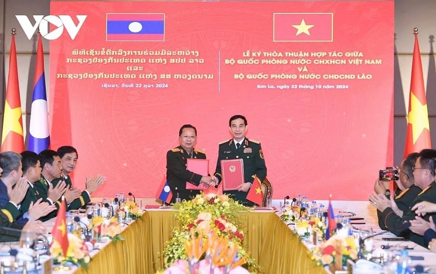 General Phan Van Giang, Minister of National Defense of Vietnam, and General Chansamone Chanyalath, Minister of National Defense of Laos, sign a defense cooperation document between the two countries for 2025-2029.