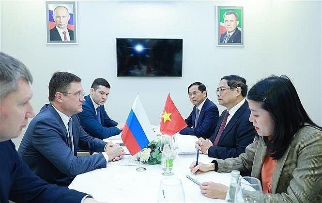 PM Pham Minh Chinh (centre, right) receives Russian Deputy PM Alexander Novak (centre, left). (Photo: VNA)