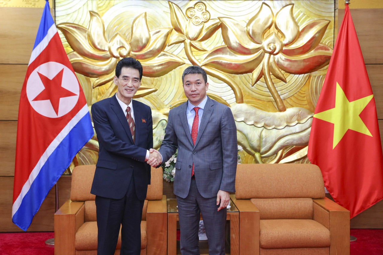 On October 24, VUFO President Phan Anh Son (right) receives the DPRK Ambassador to Vietnam in Hanoi. (Photo: Dinh Hoa)