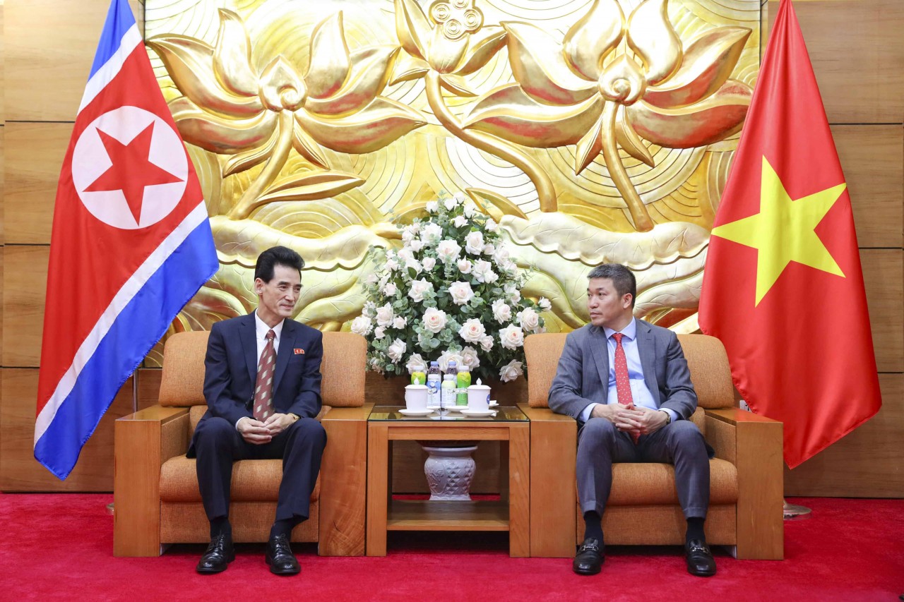 VUFO President Phan Anh Son (right) discusses with Ambassador Ri Sung Guk during the reception. (Photo: Dinh Hoa)