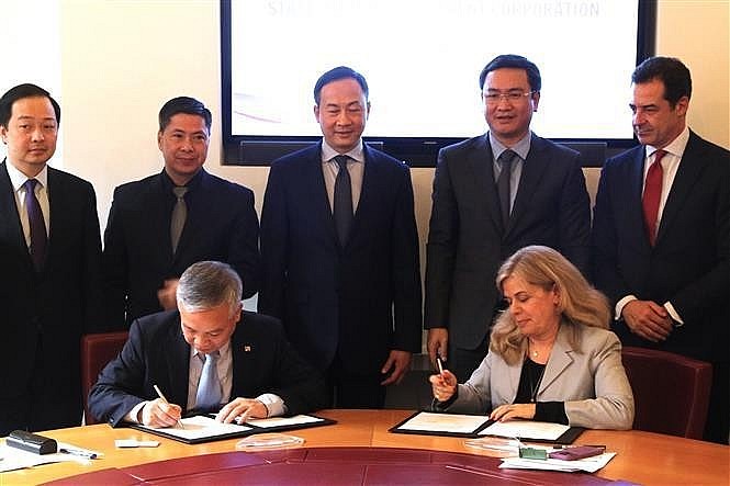 General Director of SCIC Nguyen Quoc Huy (L) and Chief International Business Officer of SACE Michal Ron ink a MoU on cooperation between the two sides. (Photo: VNA)