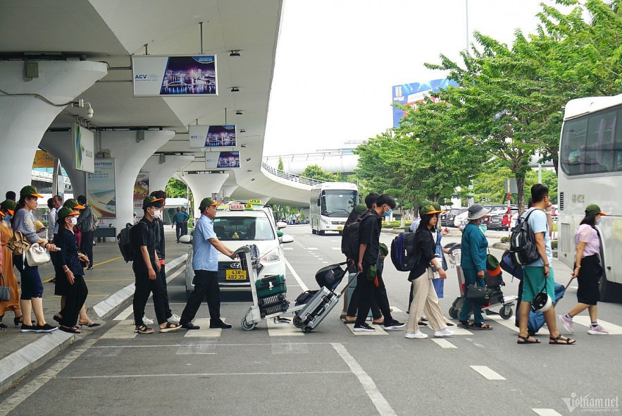 Da Nang Airport welcomes passengers back. Photo: Ho Giap