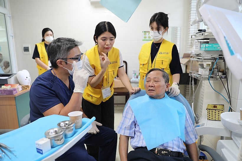 A local in Thanh Hoa city receives free dental examination and consultation under the voluntary medical programme. (Photo: VNA)