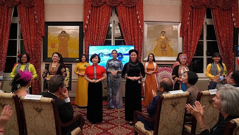 Spouses of Vietnamese diplomats in Washington DC take part in a show of traditional costumes of Vietnam. (Photo: The Voice of Vietnam)