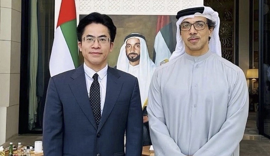 Ambassador Nguyen Thanh Diep and UAE Vice President Sheikh Mansour bin Zayed Al Nahyan (Image source: The Vietnamese Embassy in UAE)