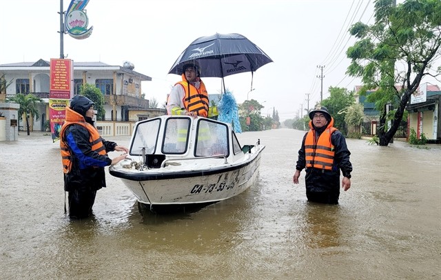 Police carry out rescue efforts in Lệ Thủy District in Quảng Bình Province. (Photo: VNA