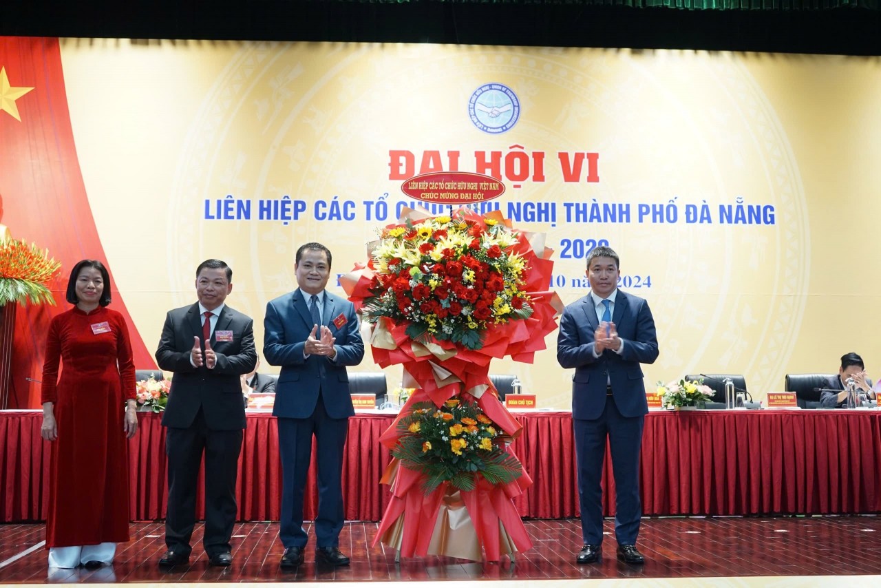 President of the Viet Nam Union of Friendship Organizations Phan Anh Son presented flowers to congratulate the Congress.