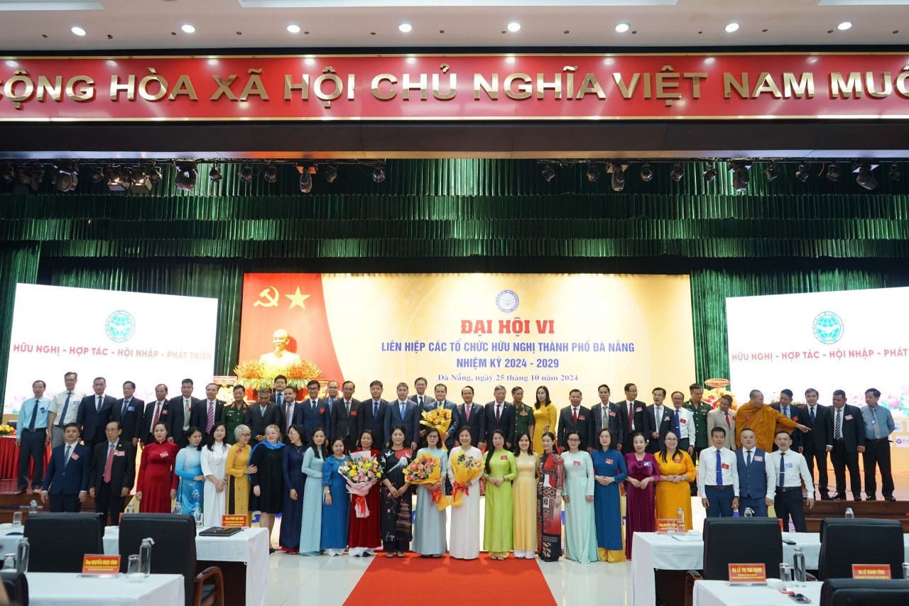 The Executive Committee of the Union of Friendship Organizations of Da Nang City for the 6th term (2024-2029) took a commemorative photo with the delegates.