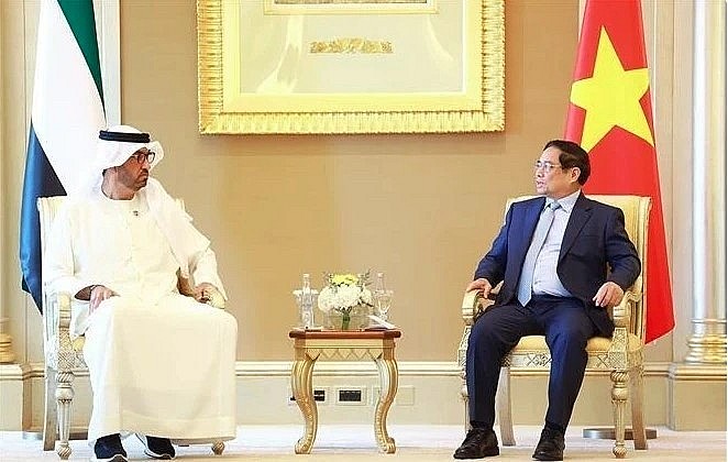 PM Pham Minh Chinh (R) and UAE Minister of Industry and Advanced Technology Sultan bin Ahmed Al Jaber, who is also Group CEO of the Abu Dhabi National Oil Company, at their meeting in Abu Dhabi.