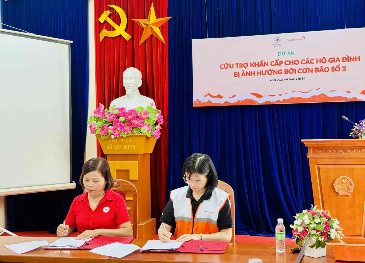 WVIV and Yen Bai Red Cross Society representatives sign support agreement