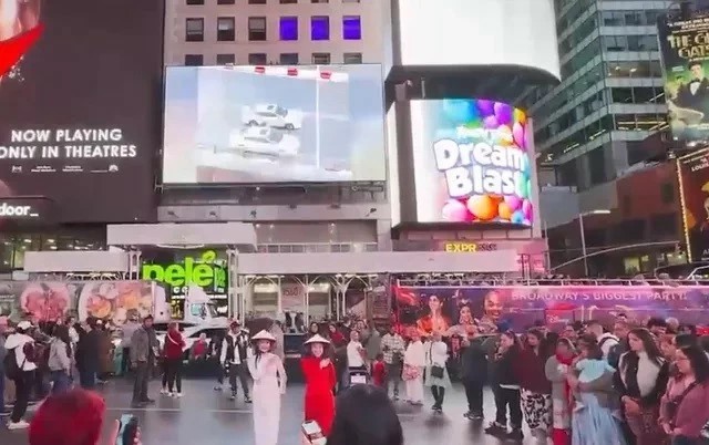 Vietnamese Dance Enchants Times Square (US)