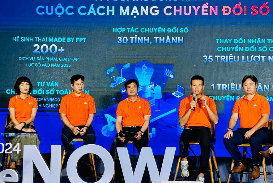 Nguyen Vinh Quang (far right) at an event on October 31. Photo: Le My