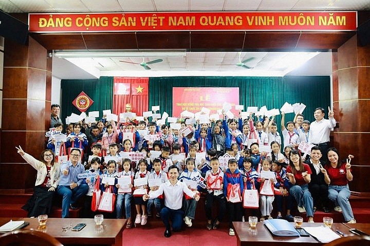 Zhi Shan Foundation Grants 892 Scholarships for Students in Ha Tinh, Nghe An