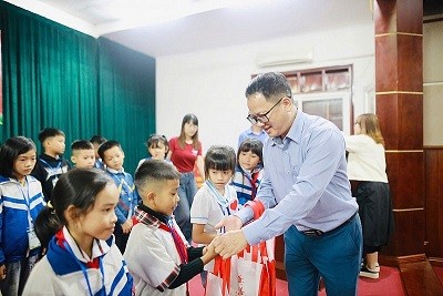 Zhi Shan Foundation Grants 892 Scholarships for Students in Ha Tinh, Nghe An