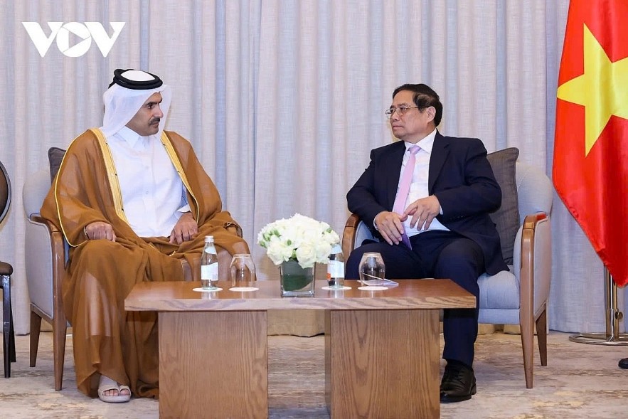 Prime Minister Pham Minh Chinh (R) meets with Saad bin Sherida Al Kaabi, Qatar’s Minister of State for Energy Affairs in Doha on October 31.