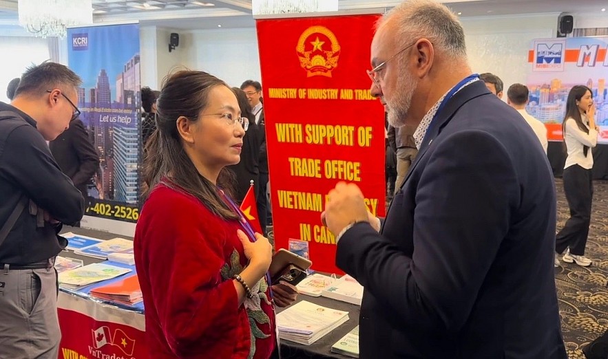 Tran Thu Quynh, Vietnamese Trade Counsellor in Canada, discussing the possibility of cooperation between Vietnam and Canada, with Aref Salem, a Montreal City Councilor representing the Saint Laurent district. (Photo: VNA)