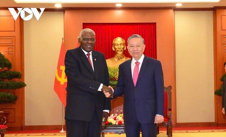 Party General Secretary To Lam (R) shaking hands with Cuban National Assembly President Esteban Lazo Hernández ahead of their meeting in Hanoi on November 2.