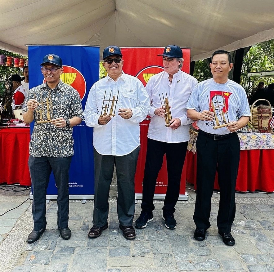 Vietnamese Dishes Impress Visitors at ASEAN Bazaar 2024 in Venezuela